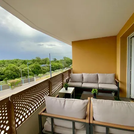 Le Strada- Terrace And Central Position! *